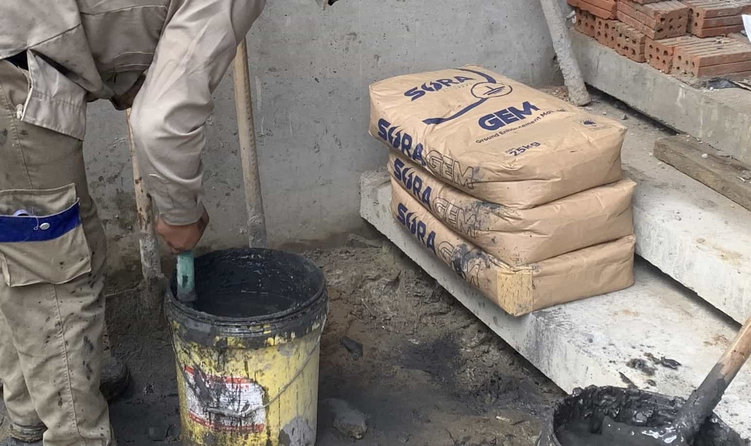 Hòa bột gem giảm điện trở với nước