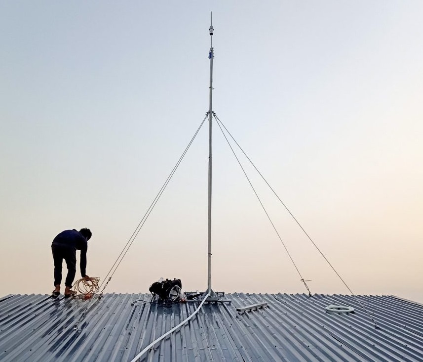 Lắp kim chống sét cho mái nhà xưởng bằng tôn