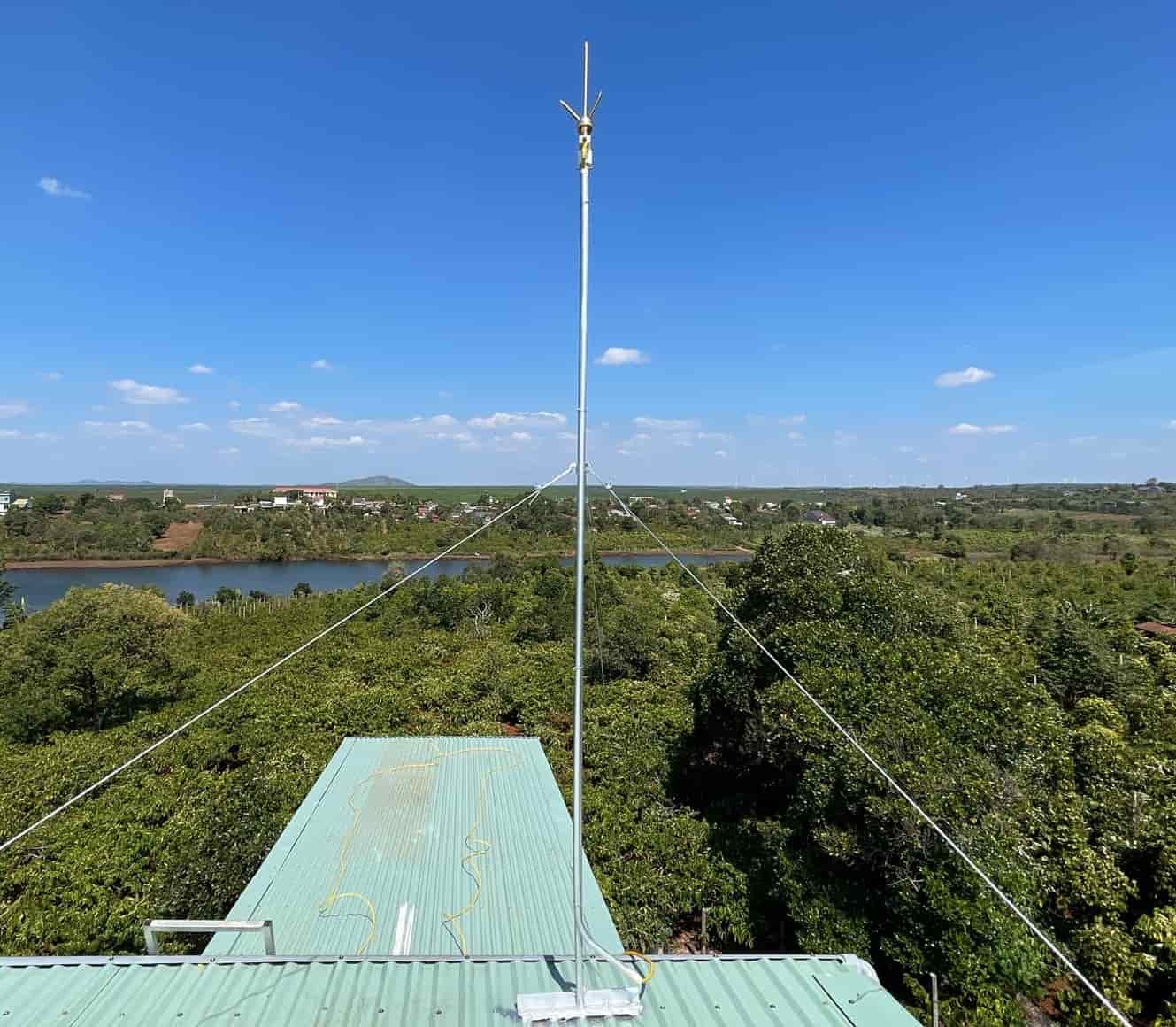 Lắp kim thu sét cổ điển EVN cho nhà xưởng