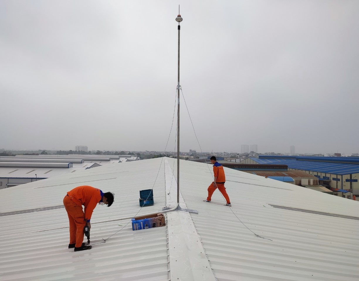 Lắp kim thu sét trên mái tôn