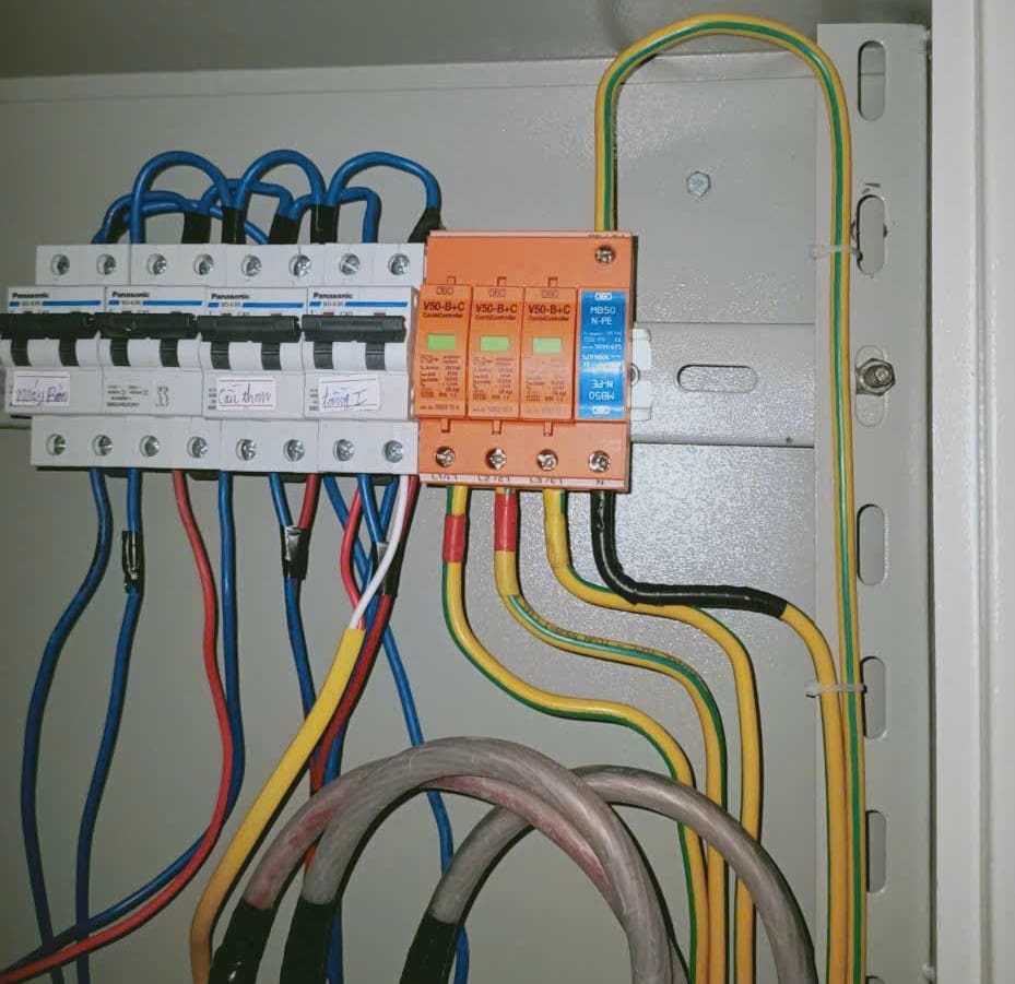 Lắp thiết bị cắt sét 3 pha OBO V50 B-C 3+NPE cho tủ điện
