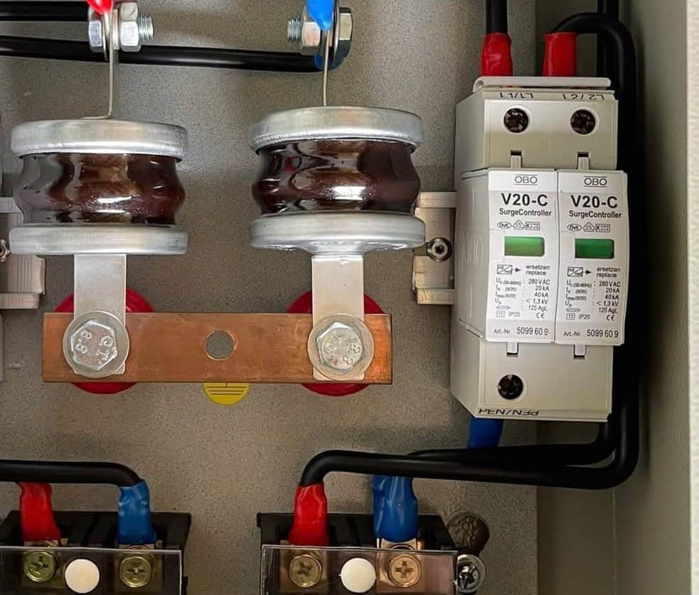 Lắp thiết bị cắt sét OBO V20-C2-280 cho tủ điện 1 pha
