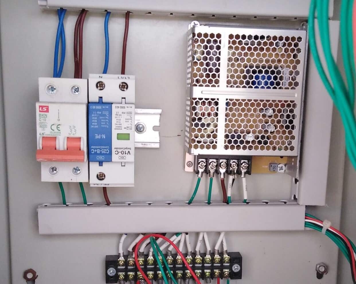 Lắp thiết bị chống sét OBO V10-C1+NPE-280 bảo nguồn tủ cân