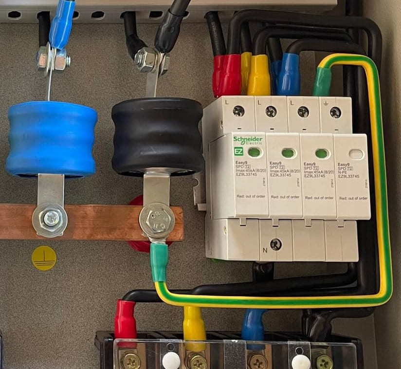 Lắp thiết bị cắt sét Schneider EZ9L33745 cho tủ điện