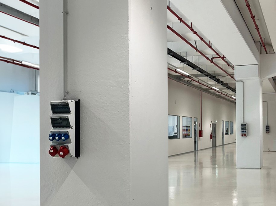 Lắp ổ cắm mennekes cho khách sạn