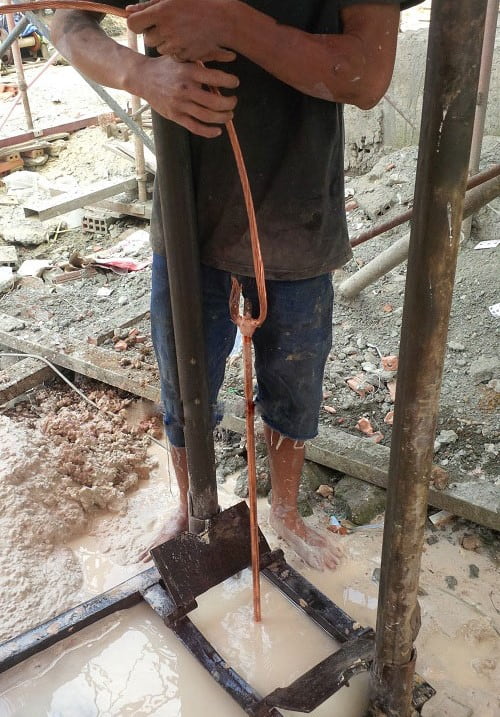 Thả cọc chống sét xuống giếng tiếp địa