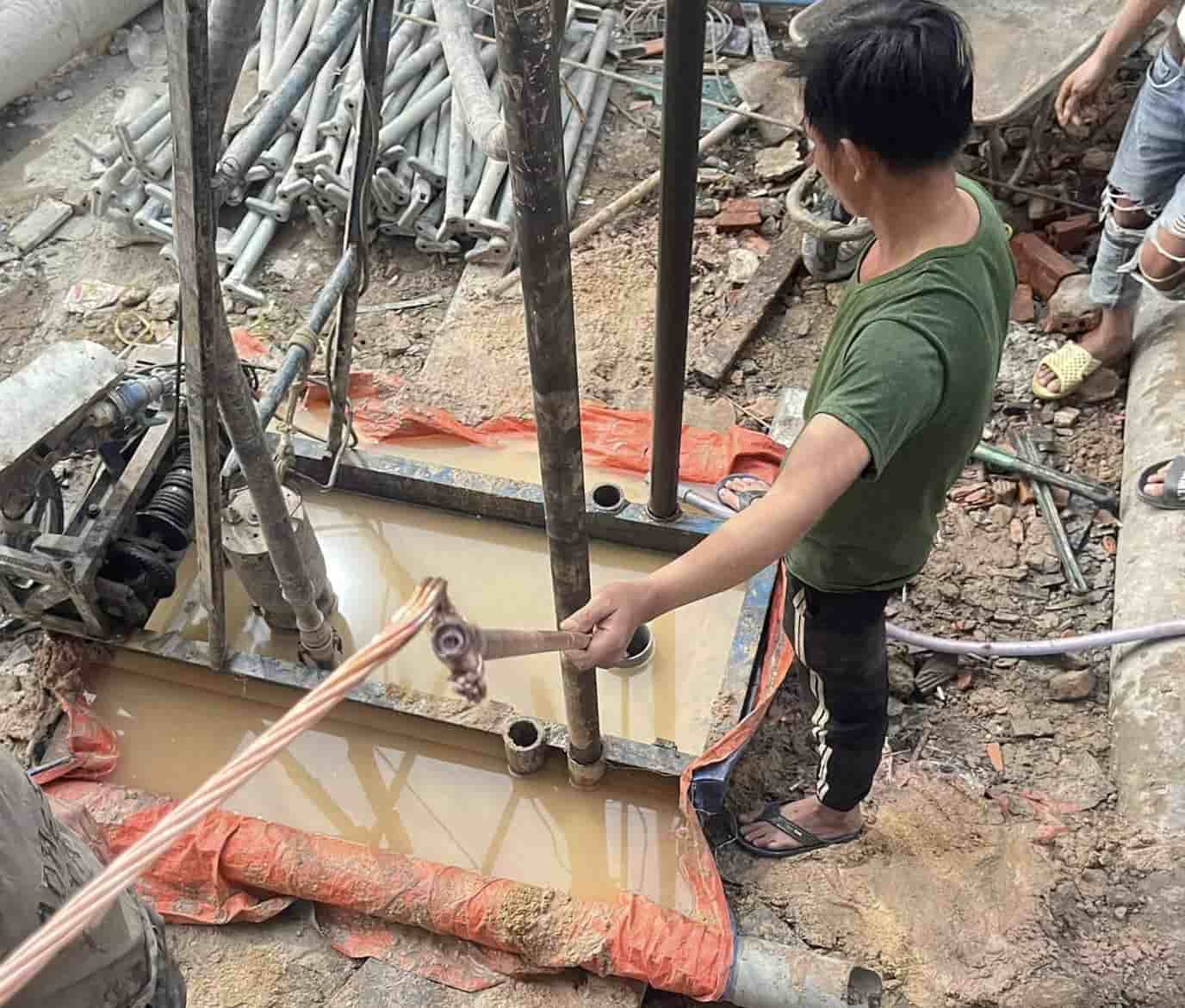 Thả cọc xuống giếng tiếp địa