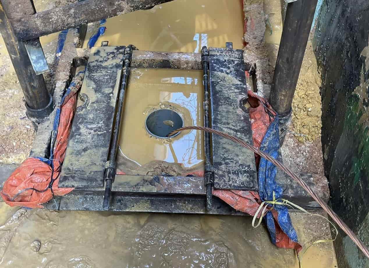 Thả cọc và cáp đồng xuống lỗ khoan tiếp địa