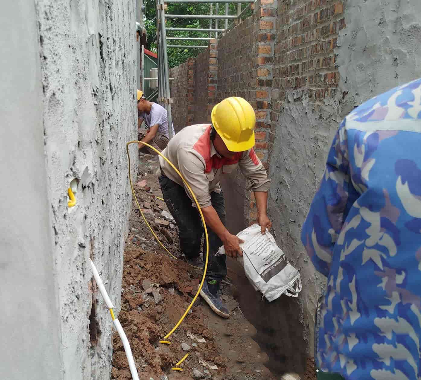 Đổ bột gem giảm điện trở đất