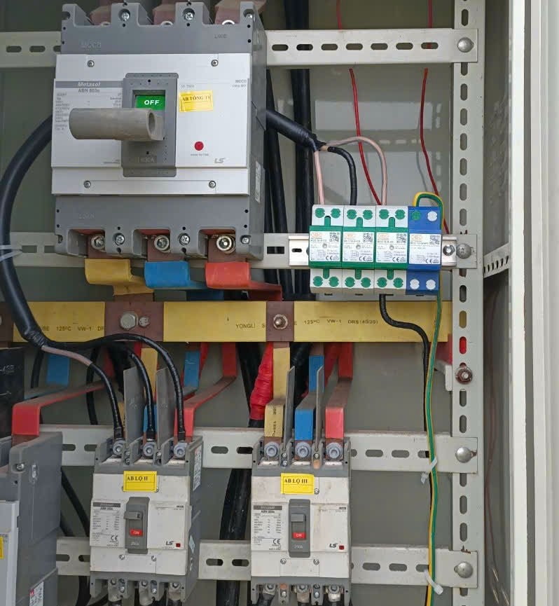 Lắp thiết bị chống sét OBO MCD50-B3+1-OS trong tủ điện tổng 3 pha