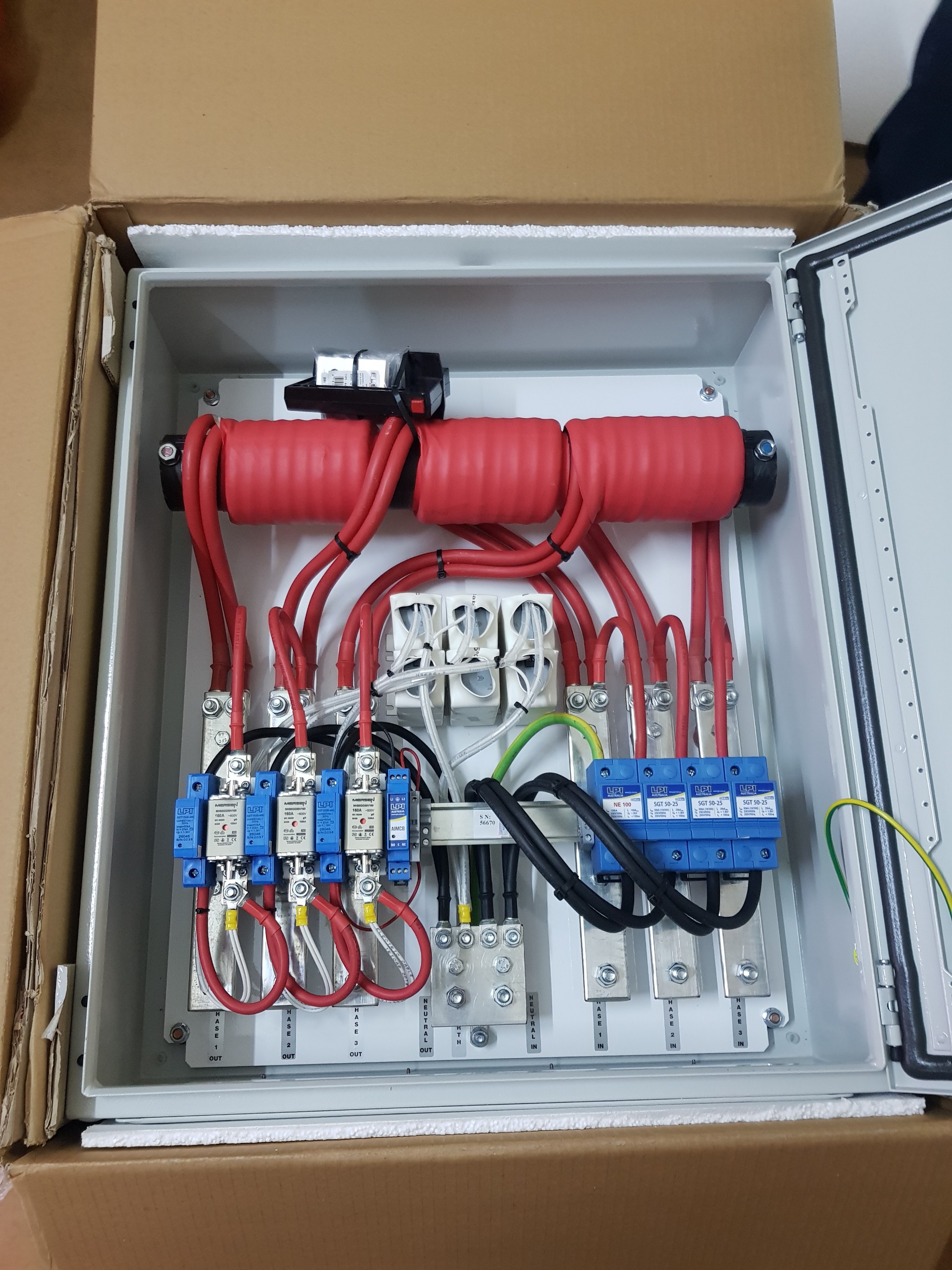 Tủ cắt lọc sét 3 pha 400A, LPI 3P SF3400-480-135+50-AIMCB