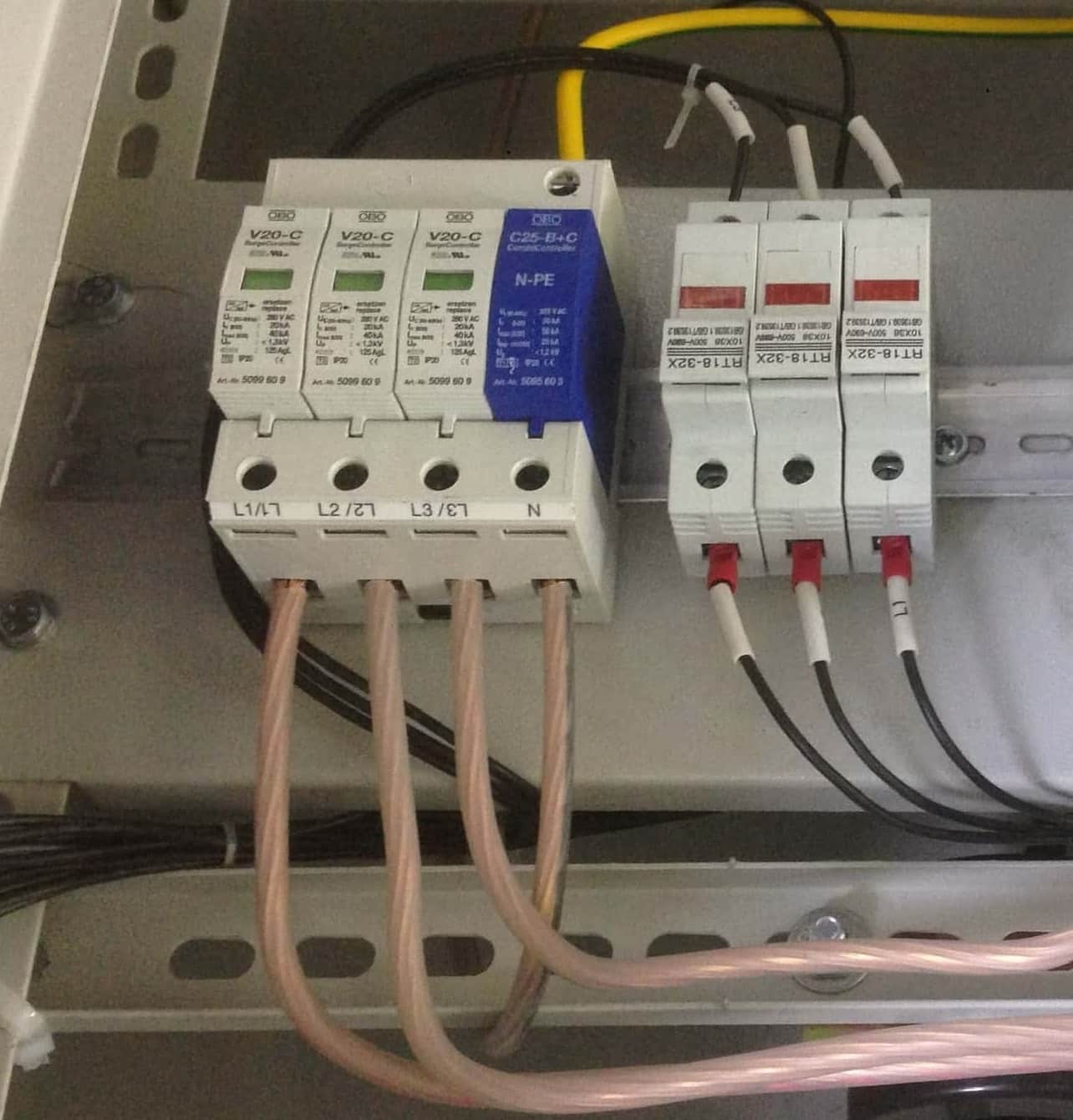 Tủ điện công nghiệp nên lắp thiết bị chống sét OBO V20 hay V50