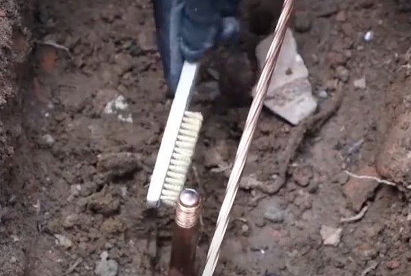 Vệ sinh sạch cáp đồng với cọc tiếp địa trước khi hàn hóa nhiệt