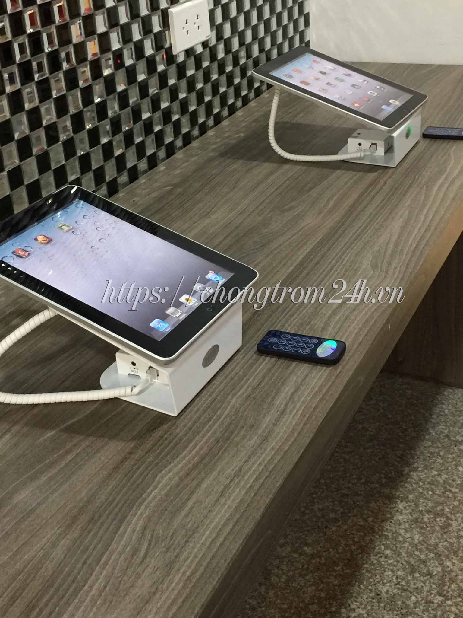 Giá chống trộm máy tính bảng, ipad trưng bày sang trọng 2022