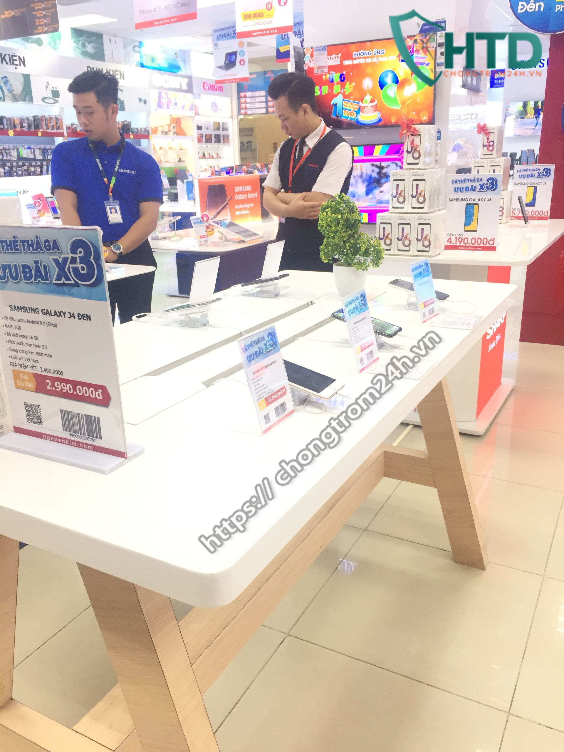 Nơi bán chân đế mica trưng bày điện thoại, ipad trên bàn trải nghiệm