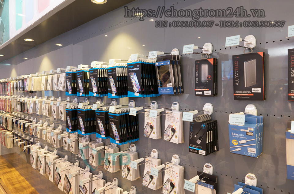 Móc trreo chống trộm tại gian hàng phụ kiện