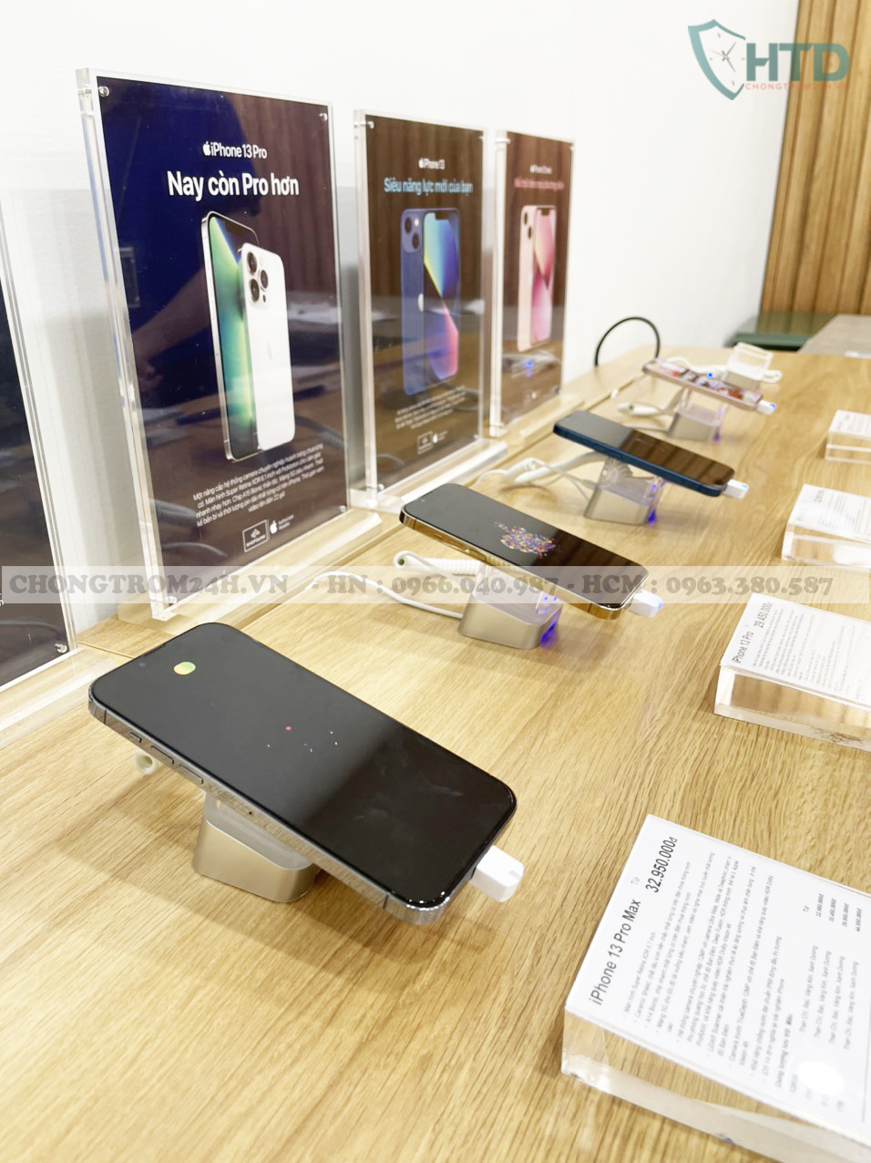 Chân đế chống trộm điện thoại trưng bày tại ShopDunk 386 Cầu Giấy - HN