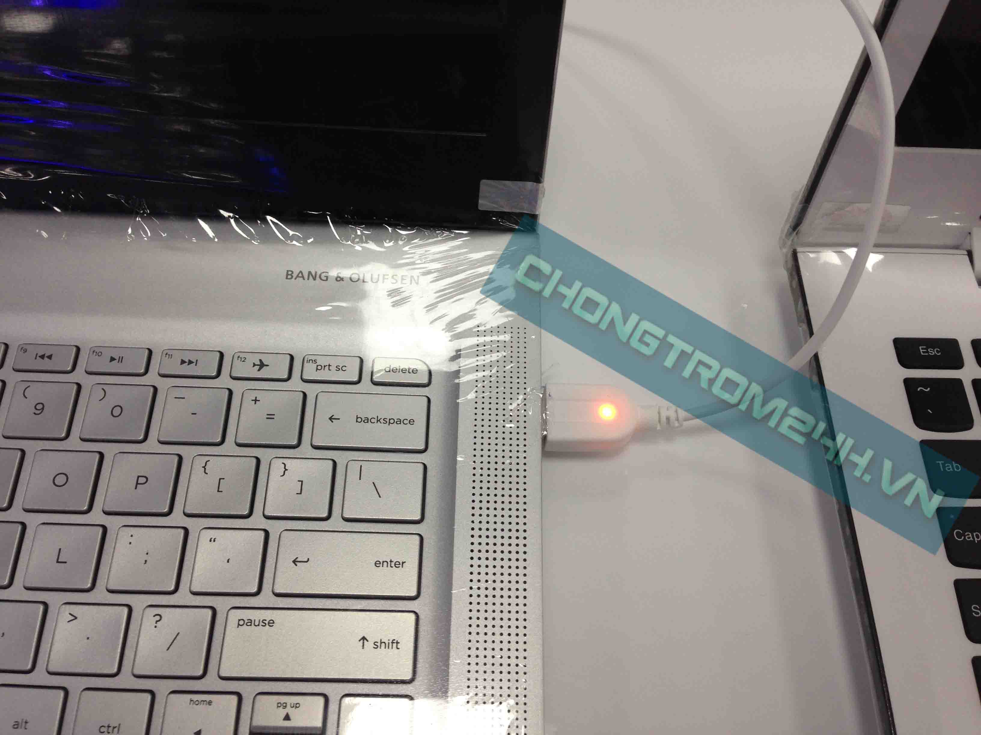 chong trom laptop trung bay