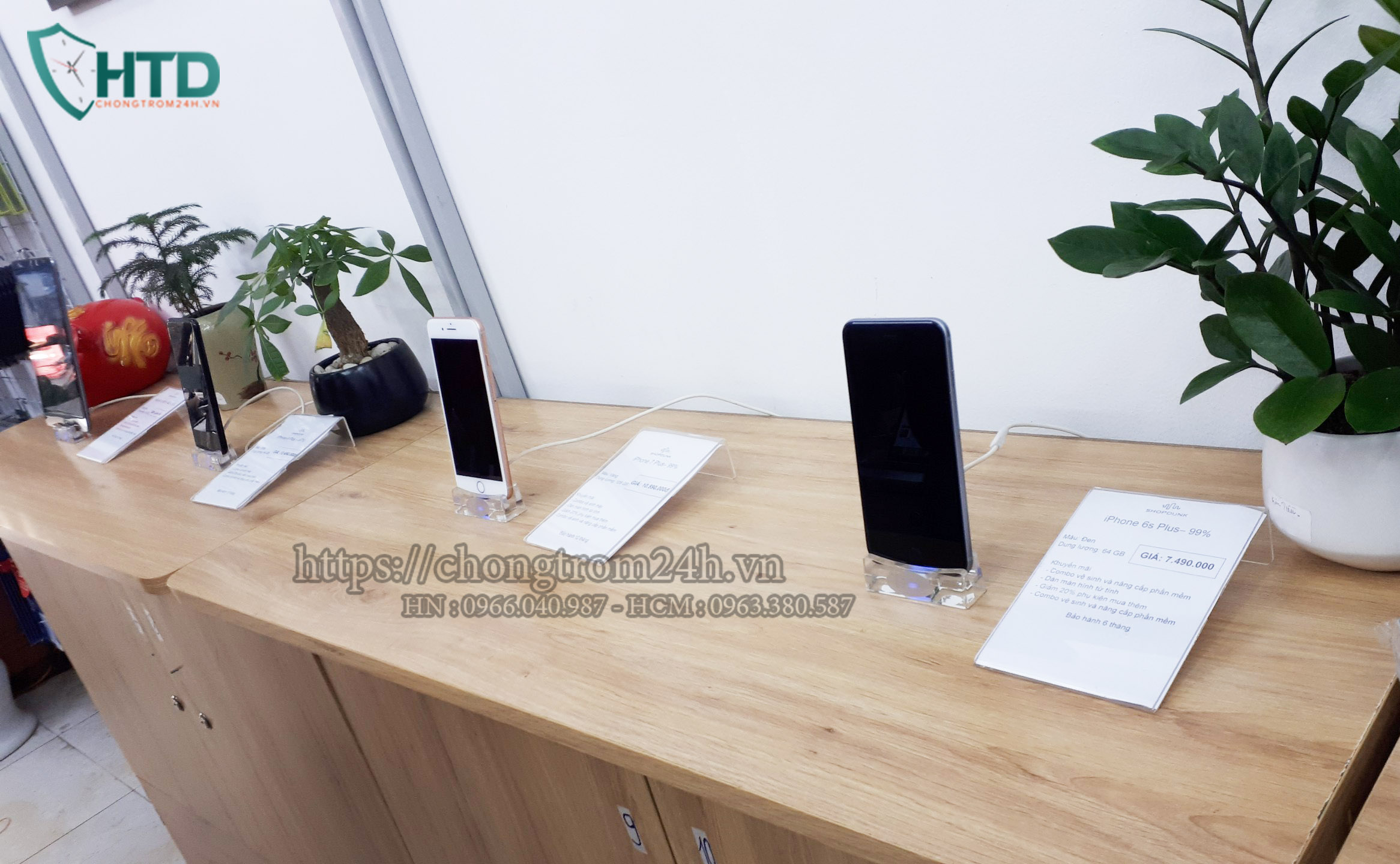 Thiết bị chống trộm điện thoại trưng bày taị Shop Dunk