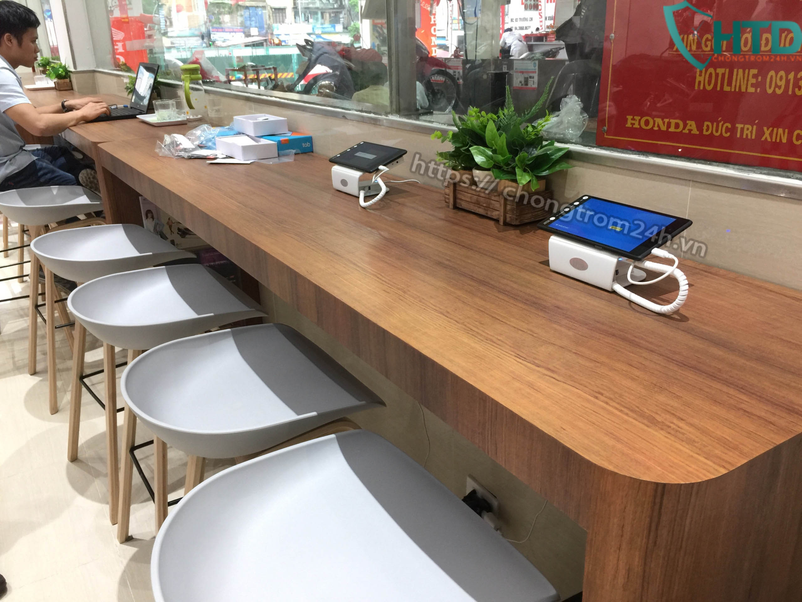 Thiết bị chống trộm máy tính bảng với quán cafe, nhà hàng