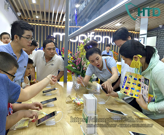 Thiết bị chống trộm điện thoại trưng bày tại hệ thống bán lẻ MobiFone