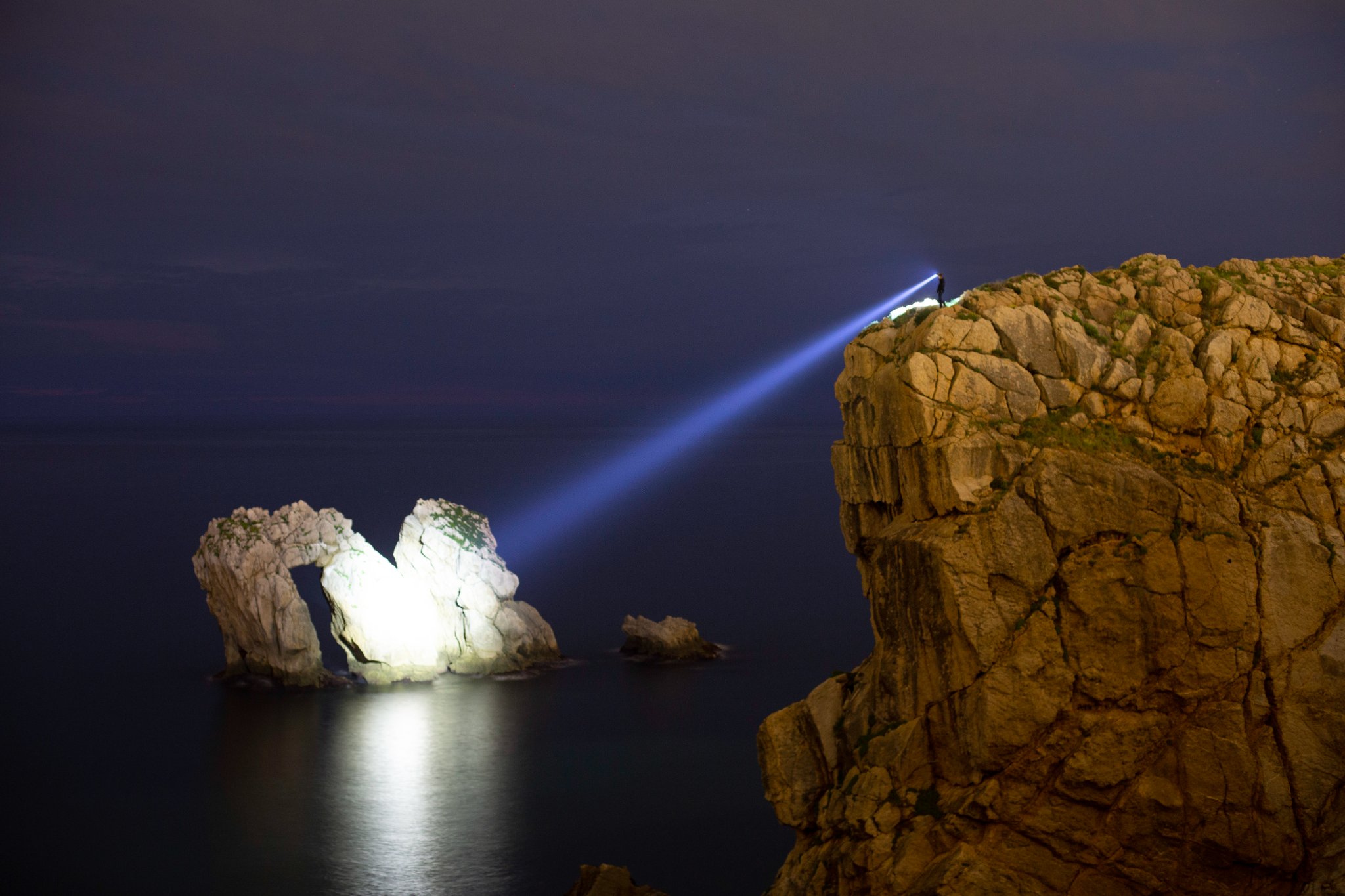 Đèn pin siêu sáng chiếu xa 1km