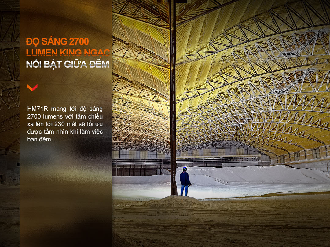 Cường độ sáng 2700 lumen của Fenix HM71R đủ để chiếu sáng một khu vực rộng lớn