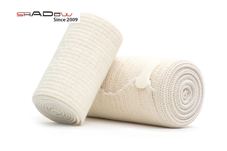 Băng gạc và găng tay y tế là hai vật dụng không thể thiếu