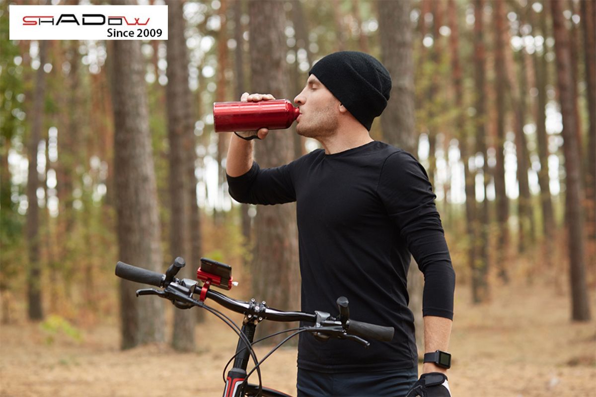Bổ sung đủ nước trong quá trình đạp xe