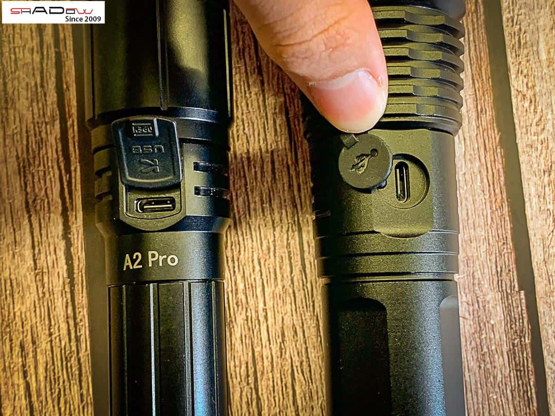 cả hai đều dùng cổng sạc usb c