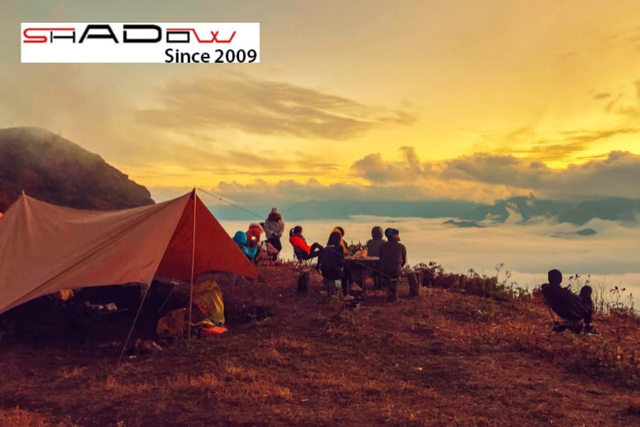 Cắm trại trên núi Lảo Thẩn qua đêm sẽ mang đến cho bạn cảm giác phiêu lưu đầy hồi hộp và sảng khoái giữa mây núi trập trùng.