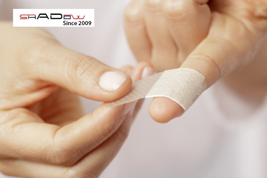 Cần chuẩn bị nhiều kích cỡ băng keo cá nhân và băng dính y tế