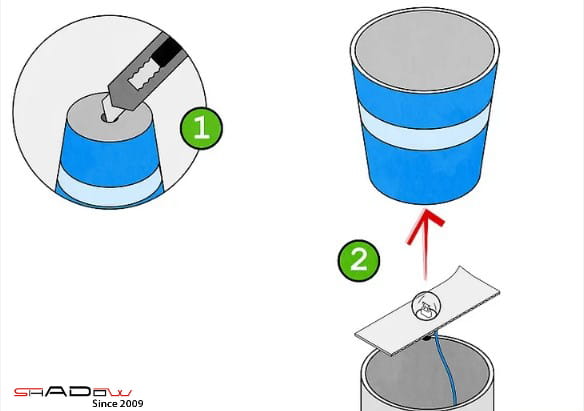 Cắt thêm một lỗ dưới đáy cốc