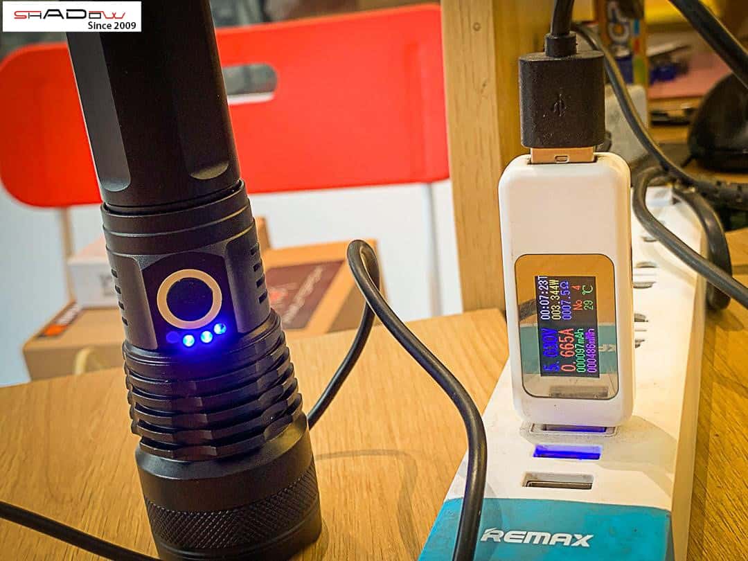 cổng sạc của đèn pin rp6000