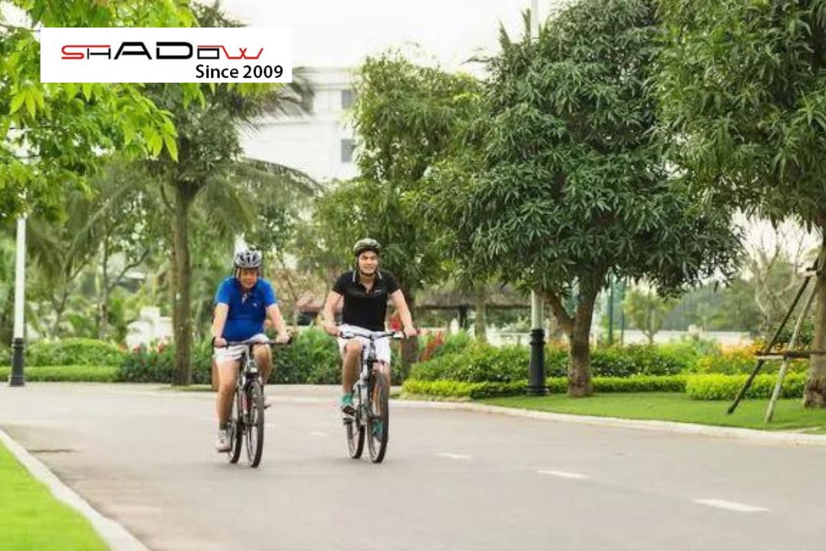 Đạp xe ở khu Vincom Center Long Biên