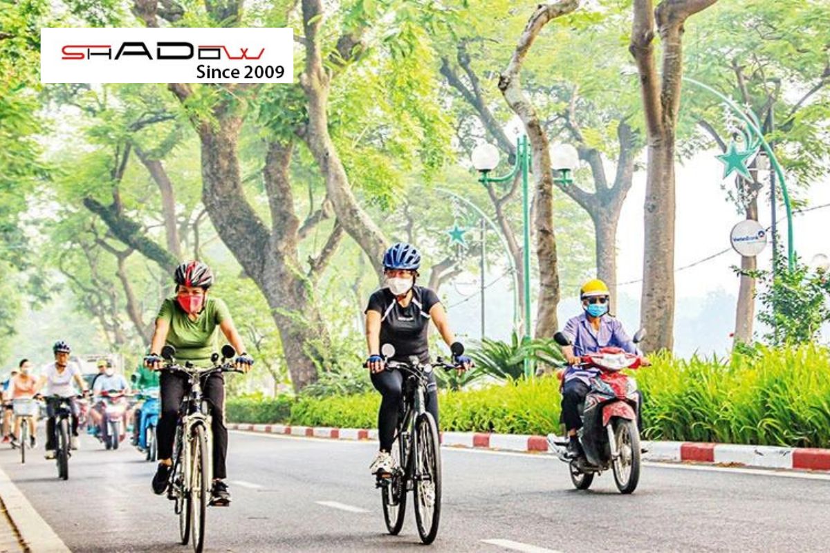 Người dân đạp xe quanh đường Thanh Niên - Hồ Tây vào buổi sáng