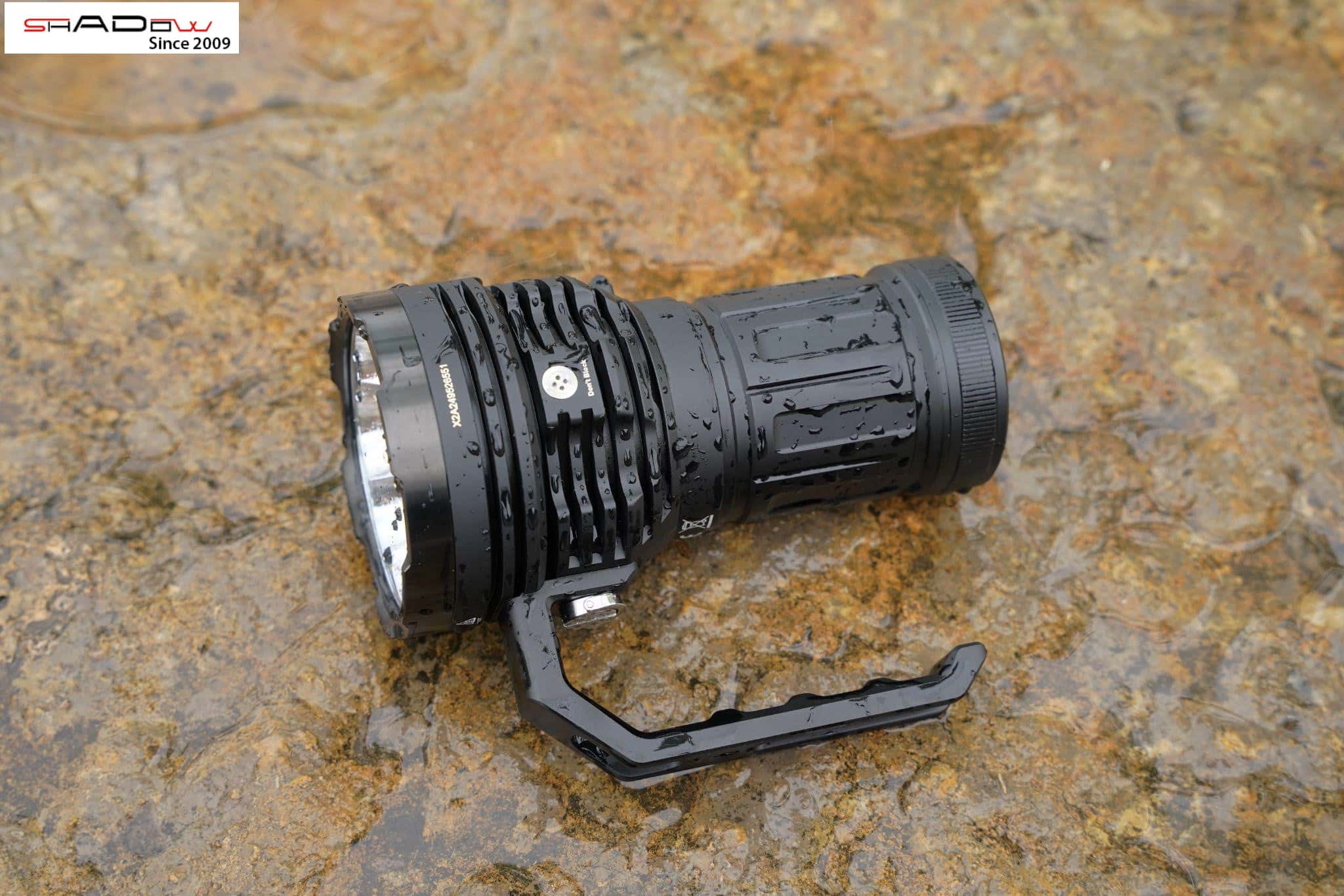 đèn pin Acebeam X50 v2 với độ sáng cao hỗ trợ rất tốt khi đi rừng