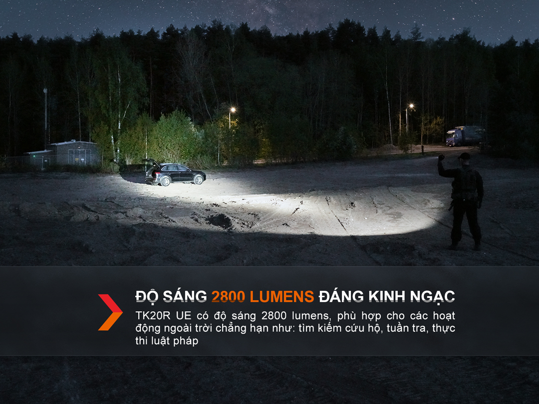 Đèn Fenix TK20R UE chiếu sáng mạnh vào khu vực rộng lớn ngoài trời, phù hợp cho tuần tra, cứu hộ và thực thi pháp luật ban đêm.