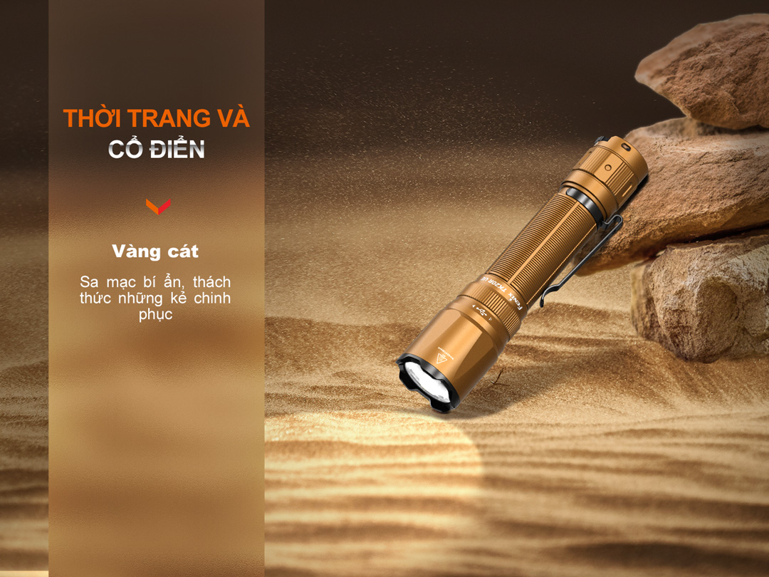 Phiên bản Fenix TK20R UE màu vàng cát nổi bật trong sa mạc, kết hợp giữa phong cách cổ điển và hiệu năng chiếu sáng cao.