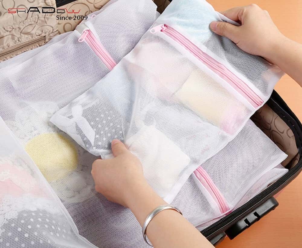 đi du lịch cần chuẩn bị những gì: túi đựng quần áo dơ