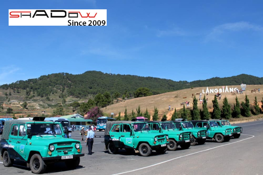 Xe jeep phục vụ hành khách trên đỉnh Langbiang