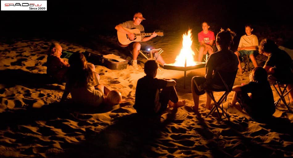 Đốt lửa trại và nướng đồ ăn khi camping qua đêm