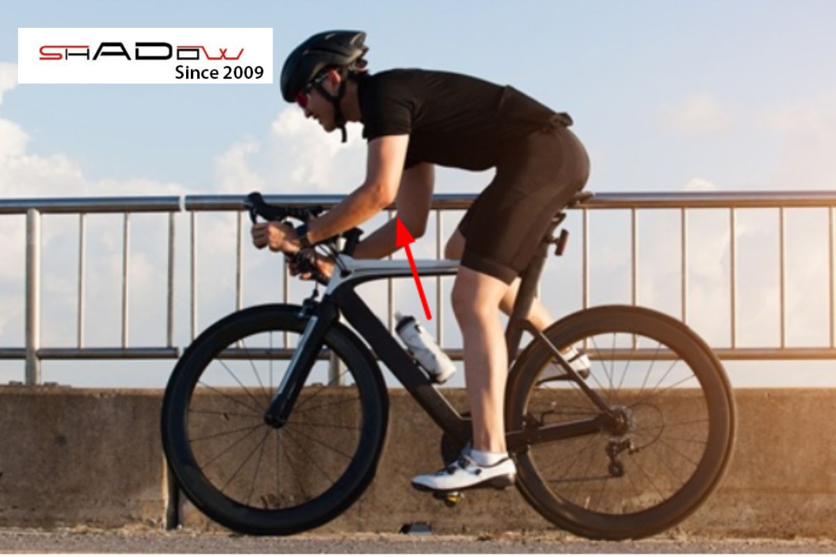 Giữ khuỷu tay hơi cong giúp giảm xóc từ mặt đường, bảo vệ cổ tay và vai