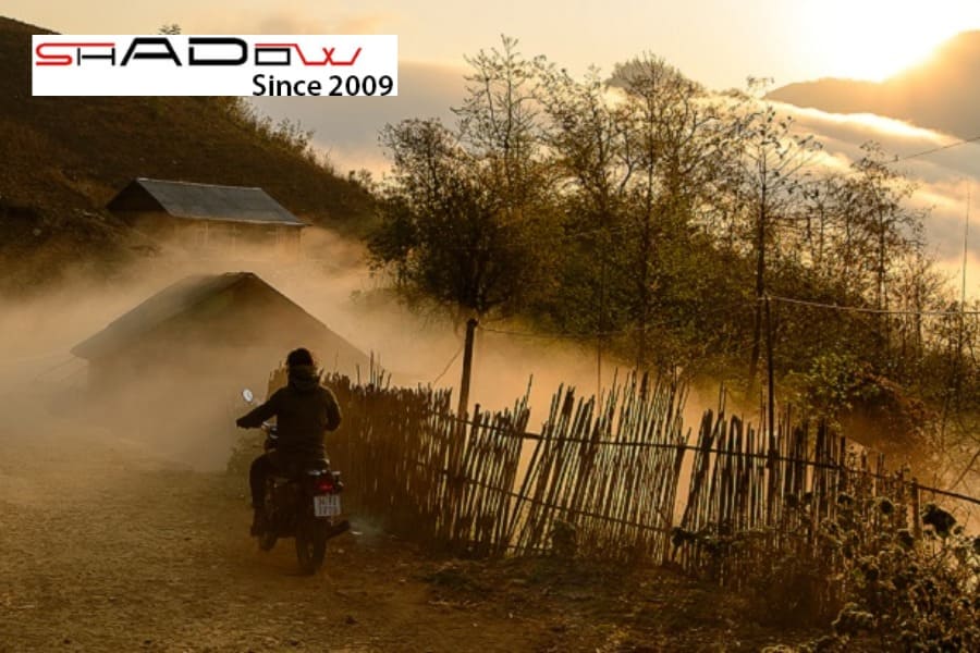 Bạn có thể tự di chuyển đến Y Tý bằng xe máy.