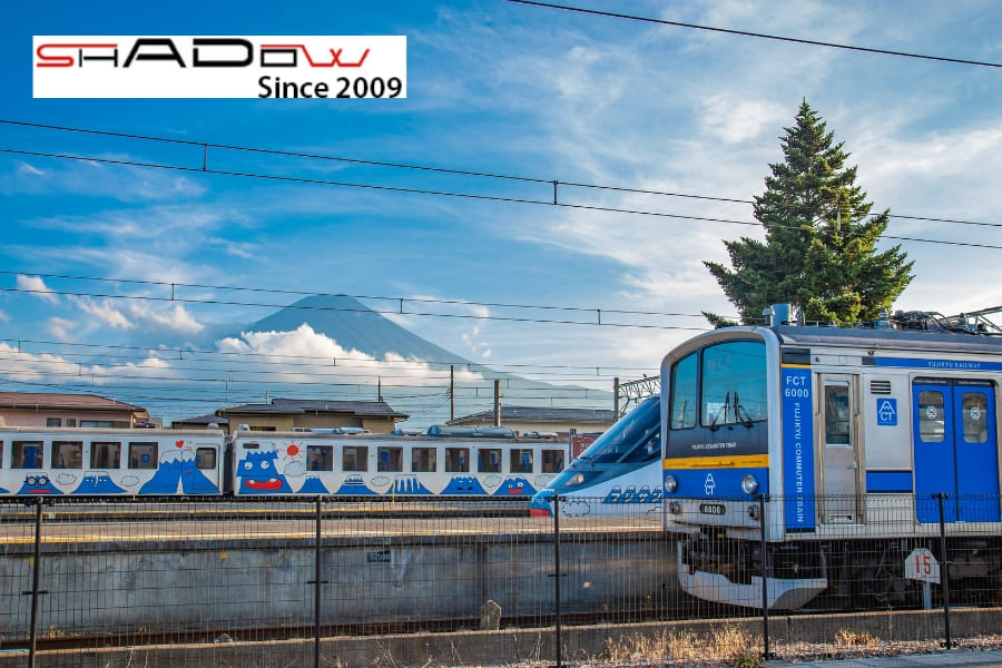 Di chuyển bằng tàu lửa, bạn có thể kết hợp luôn cả việc ngắm cảnh trên đường đi