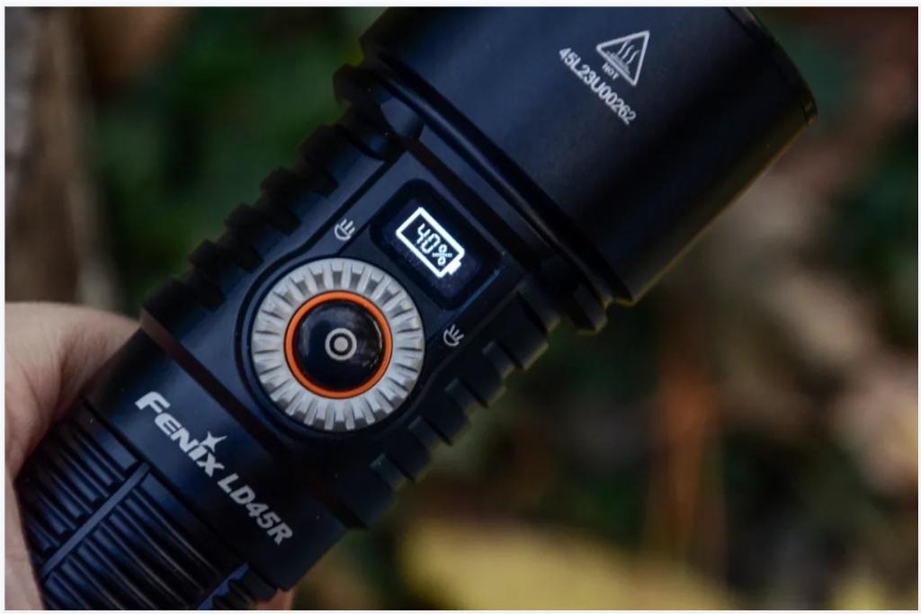 Màn hình OLED của đèn Fenix LD45R