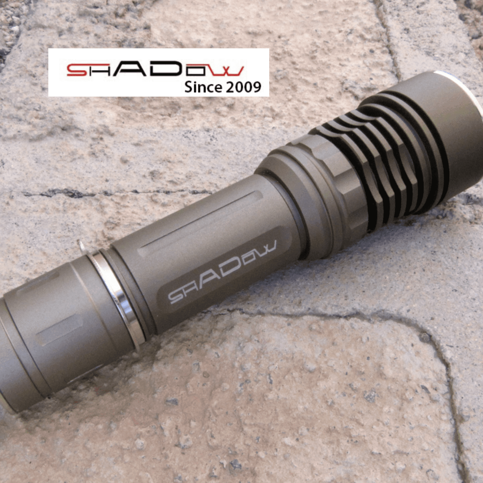 Mang theo đèn pin Shadow để tránh đi lạc vào ban đêm