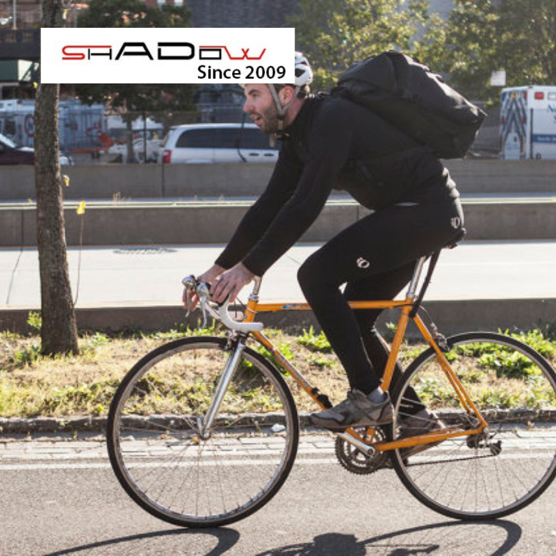 Nên mặc đồ tối màu và kín khắp cơ thể khi đạp xe dưới nắng