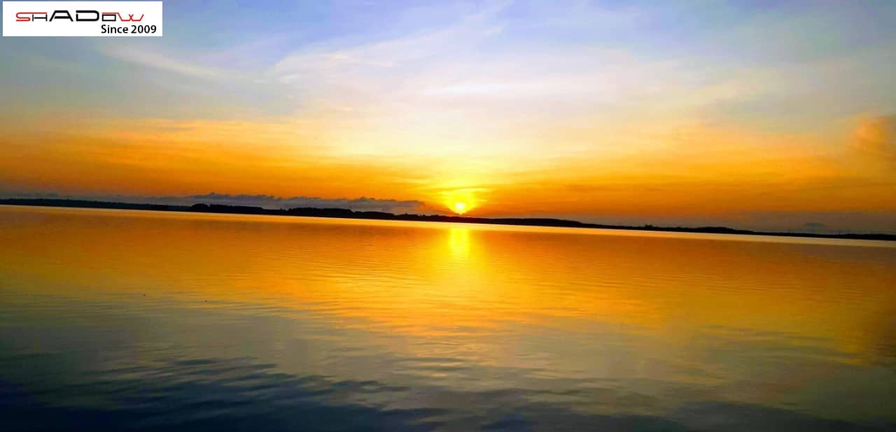 ngắm hoàng hôn bên hồ trị an