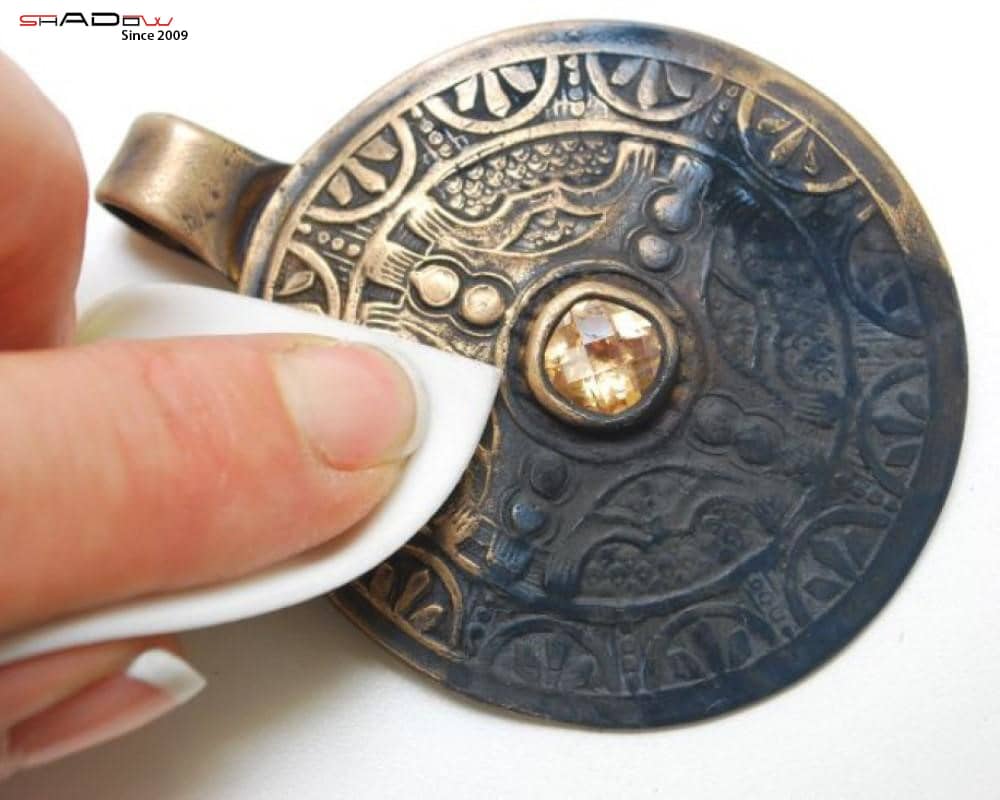 nhận biết đồng thau bằng cách thử bằng kim loại